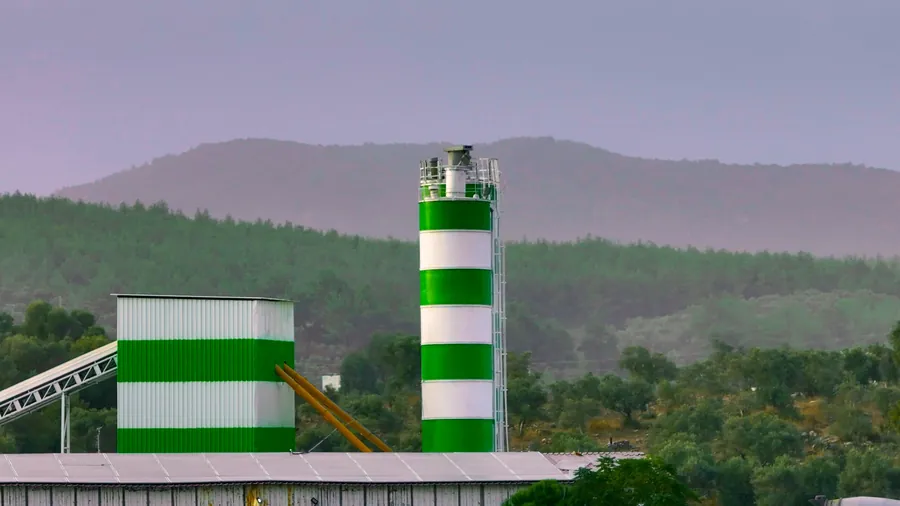 Silo ve santral — sabah görünümü